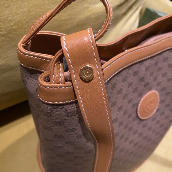 Gucci Vintage Bucket Bag - Picture 7 of 16